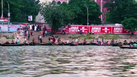 Barcos-De-Transporte-De-Pasajeros-Que-Cruzan-El-Río-Buriganga,-Bangladesh