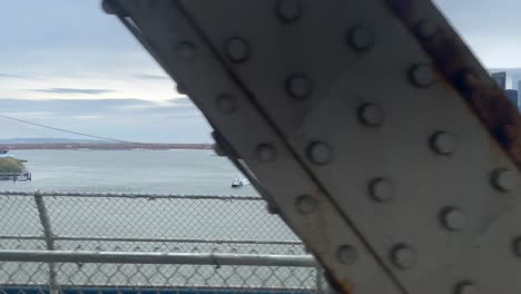 Vista-Del-Centro-De-Manhattan-Y-El-Puente-De-Brooklyn-Desde-La-Ventana-De-Un-Tren-Subterráneo-Que-Cruza-El-Puente-De-Manhattan-Sobre-El-Río-Este-En-Una-Tarde-Nublada