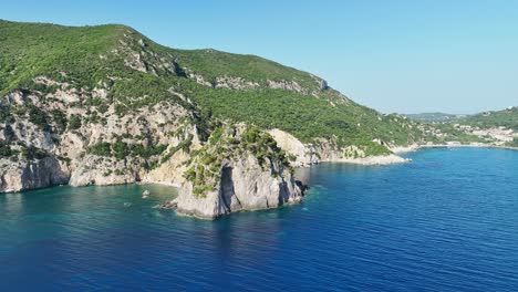 Los-Acantilados-Rocosos-De-La-Isla-De-Corfú-En-El-Mar-Jónico,-Grecia,-En-Un-Día-Soleado,-Vista-Aérea.