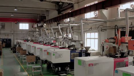 Robotermaschinen-Führen-In-Einer-Chinesischen-Fabrik-Gleichzeitig-Aufgaben-Aus