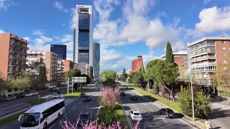 Madrid-Verkehr-Auf-Einer-Viel-Befahrenen-Straße-In-Der-Nähe-Des-Geschäftsviertels-Cuatro-Torres-Im-Frühjahr