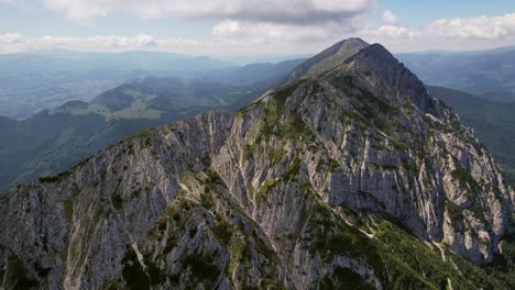 Las-Majestuosas-Montañas-Piatra-Craiului-Bajo-Un-Cielo-Azul,-Vista-Aérea