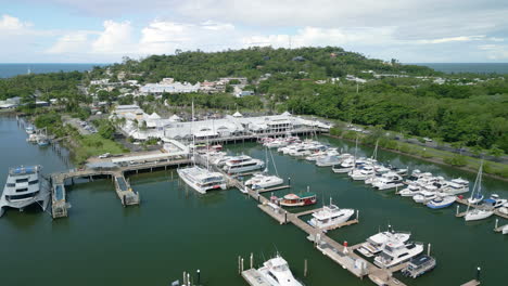 Panorama-Luftaufnahme-Von-Port-Douglas,-Australischer-Blauer-Wasser-Marina-Bay-Waldhintergrund