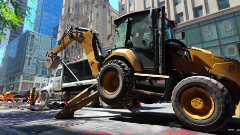 Eine-Straßenansicht-Von-Männern,-Die-An-Einem-Sonnigen-Tag-Entlang-Der-Fifth-Avenue-In-New-York-Einen-Graben-Ausheben