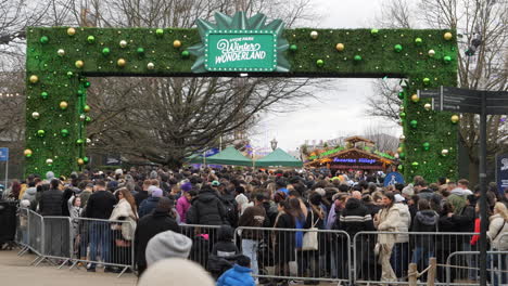 überfüllter-Eingang-Zum-Winter-Wonderland-Im-Hyde-Park-In-London,-Großbritannien