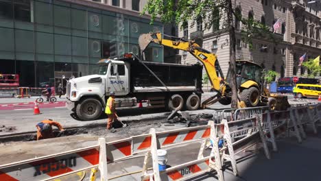 Eine-Straßenansicht-Von-Männern,-Die-An-Einem-Sonnigen-Tag-Entlang-Der-Fifth-Avenue-In-New-York-Einen-Graben-Ausheben