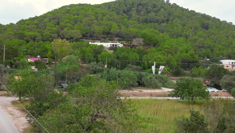 Ibiza-Pikes-Bunter-Tennisplatz-Ländliches-Partyresort