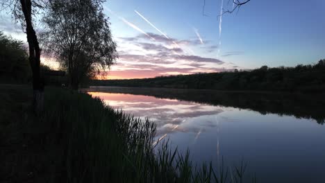 Sonnenaufgang-über-Dem-Fischteich:-üppiges-Grün-Und-Ruhiges-Wasser