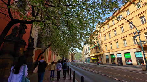 POV-Aufnahme-Eines-Spaziergangs-Durch-Europäische-Großstadtstraßen-Ohne-Verkehr