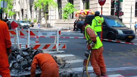 Eine-Straßenansicht-Von-Männern,-Die-An-Einem-Sonnigen-Tag-Auf-Der-Fifth-Avenue-In-New-York-Einen-Graben-Ausheben