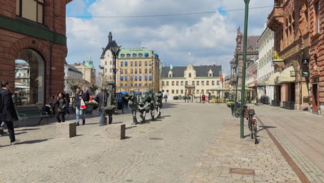 Optimistische-Orchesterskulpturen-Auf-Der-Södergatan