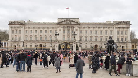 Crowd-taking-photos-in-front-of-Buckingham-Palace,-London