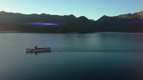 El-Histórico-Barco-De-Vapor-Vintage-Tss-Earnslaw-En-El-Lago-Wakatipu-Al-Atardecer---Seguimiento-De-Panorámica-Aérea