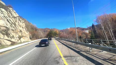 Conducir-Un-Automóvil-En-Una-Carretera-En-Almaty-En-Kazajstán