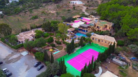 Ibiza-Pikes-Bunter-Tennisplatz-Ländliches-Partyresort