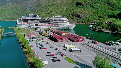 Crucero-De-Lujo-En-El-Puerto-De-Flam,-Noruega---Aéreo