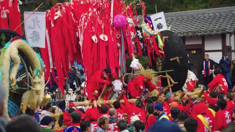 Toma-Amplia-En-Cámara-Lenta-Del-Evento-Sagicho-Flotando-En-Batalla