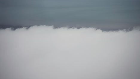 über-Den-Dichten-Weißen-Wolken-Fliegen