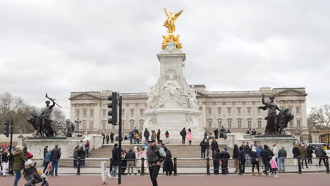 Multitud-De-Personas-En-El-Victoria-Memorial-En-Londres,-Reino-Unido,-Con-El-Palacio-De-Buckingham-Al-Fondo