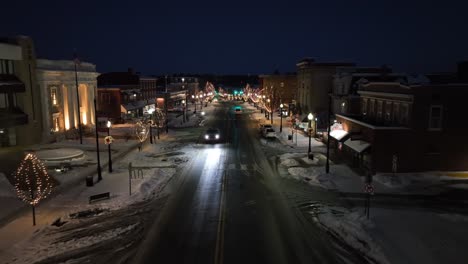 Calle-Principal-Cubierta-De-Nieve-Y-Adornos-Navideños-Por-La-Noche.