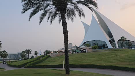 Una-Vista-General-Del-Club-De-Golf-De-Dubai,-Inaugurado-En-1993,-Que-Comprende-Un-Campo-De-Golf-Profesional-De-18-Hoyos-Par-71.