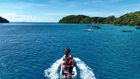 People-on-vacation-boating-excursion,-popular-Indonesian-destinations