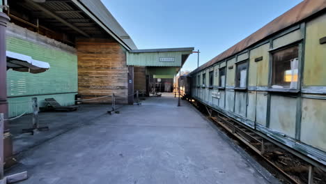 Réplica-De-Una-Antigua-Plataforma-De-Madera-De-La-Estación-De-Tren-En-El-Museo-Al-Aire-Libre-Cinevilla