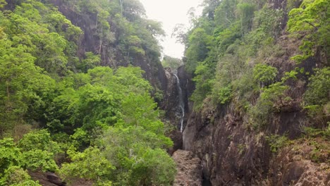 Vista-Aérea-De-La-Cascada-Khlong-Phu.-Tiro-Ascendente