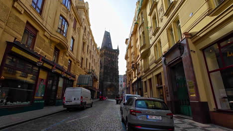 Europäische-Gepflasterte-Stadtstraße,-Die-Zu-Einem-Mittelalterlichen-Gotischen-Dunklen-Turm-Führt