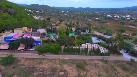 Ibiza-Pikes-Colorida-Cancha-De-Tenis-Resort-De-Fiesta-Rural