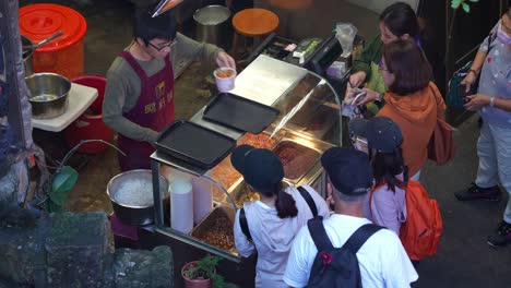 La-Gente-Se-Alinea-Para-Comprar-El-Famoso-Postre-De-Bolas-De-Taro-Recién-Hecho-En-La-Antigua-Calle-De-Jiufen-En-El-Encantador-Pueblo-De-Montaña,-Una-Popular-Atracción-Turística-De-Taiwán