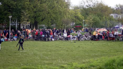 Niños-Corriendo-Y-Jugando-En-El-Campo-De-Hierba-En-El-Amsterdam-Holandés-Noorderpark