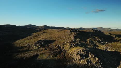 Terreno-Accidentado-Sobre-Caminatas-De-Montaña-En-El-Parque-Nacional-Kosciuszko,-Nueva-Gales-Del-Sur,-Australia