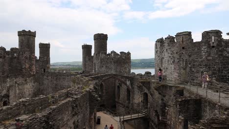 Castillo-De-Conwy-Con-Turistas-Y-Toma-Panorámica-De-Derecha-A-Izquierda