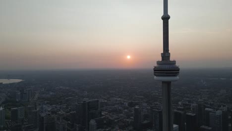 Fesselnde-4K-Filmaufnahmen-Der-Skyline-Von-Toronto-Bei-Sonnenuntergang,-Mit-Dem-Ikonischen-CN-Tower-Als-Silhouette-Vor-Einem-Lebendigen,-Farbenfrohen-Himmel