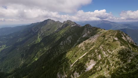 Cresta-De-La-Montaña-Piatra-Craiului-Bajo-Un-Cielo-Nublado,-Luz-Del-Día,-Vista-Aérea