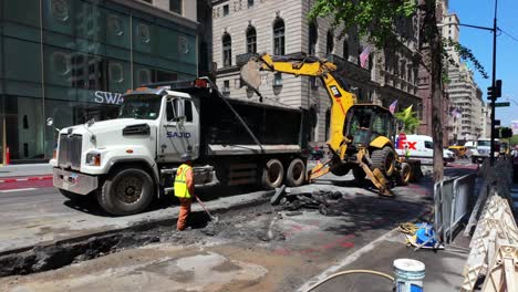 Una-Vista-De-La-Calle-De-Hombres-Cavando-Una-Zanja-A-Lo-Largo-De-La-Quinta-Avenida-En-Nueva-York-En-Un-Día-Soleado