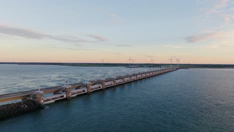 Weite-Aufnahme-Des-Sturmflutwehrs-Oosterschelde-Bei-Sonnenuntergang