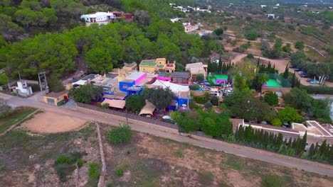 Ibiza-Pikes-Colorida-Cancha-De-Tenis-Resort-De-Fiesta-Rural