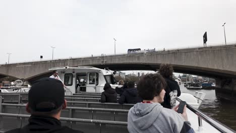 Profilansicht-Der-Sich-Nähernden-Waterloo-Bridge-Auf-Der-Themse-Mit-Besuchern-Im-Boot-In-London,-England