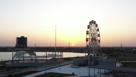 Un-Enorme-Escenario-Parecido-A-Un-Estadio-Es-Visible-Junto-A-Un-Tacón-Gigante-En-Un-área-A-Un-Lado-Del-Lago.