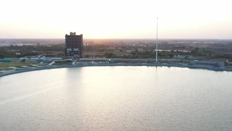 Un-Pilar-Asoka-Es-Visible-En-El-área-Alrededor-Del-Lago-Y-Hay-Pequeños-Arbustos-Y-Campos