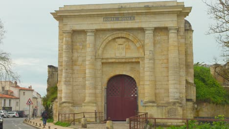 Puerta-Real---Monumento-Histórico-En-La-Ciudad-Fortificada-De-La-Rochelle-En-Francia