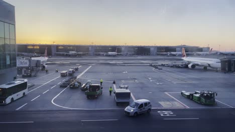 Aeropuerto-Internacional-Al-Atardecer-Carga-Descarga-Aviones-De-Vuelo-Pasajeros-En-La-Pista-De-Aterrizaje-De-Flujo-De-Aire