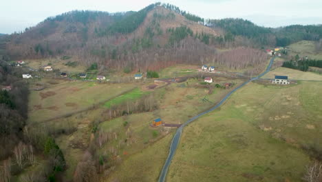 Luftbild-Panoramablick-Auf-Ein-Ländliches-Dorf-Auf-Dem-Land-In-Polen
