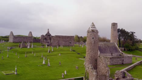 Faszinierende-Luftaufnahme-Von-Clonmacnoise-An-Einem-Windigen-Tag,-Mit-Fokus-Auf-Runden-Turm