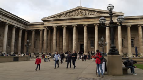 Schwenken-Sie-Den-Haupteingang-Und-Die-Fassade-Des-British-Museum,-London
