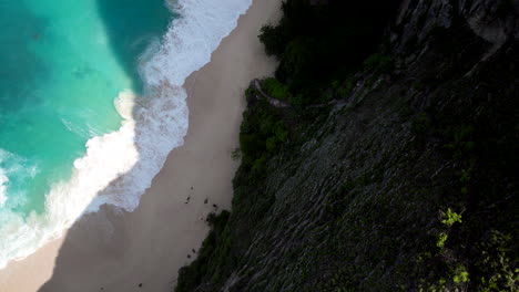 Aerial-drone-descends-on-escarpment-cliff-of-Nusa-Penida-to-Kelingking-beach