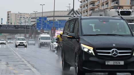 Ein-Blick-Auf-Den-Verkehrsfluss-Auf-Der-Al-Wahda-Straße-In-Sharjah-Während-Des-Regens-Am-02.-Mai-2024