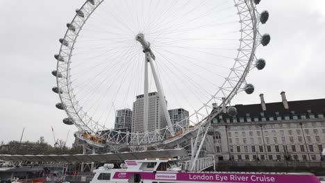 Beautiful-Ferris-wheel-on-a-cloudy-day